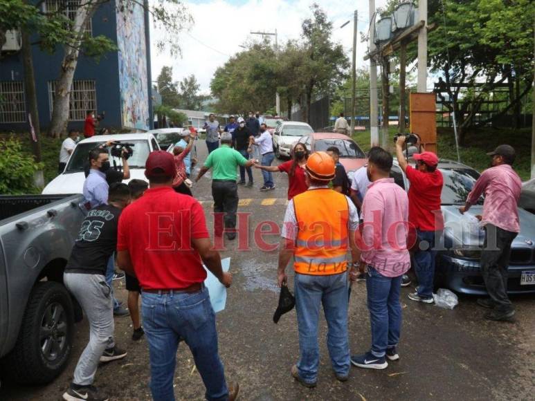 Gritos de “traidor” y agresiones a Salvador Nasralla: Así se vivió el zafarrancho en la Villa Olímpica