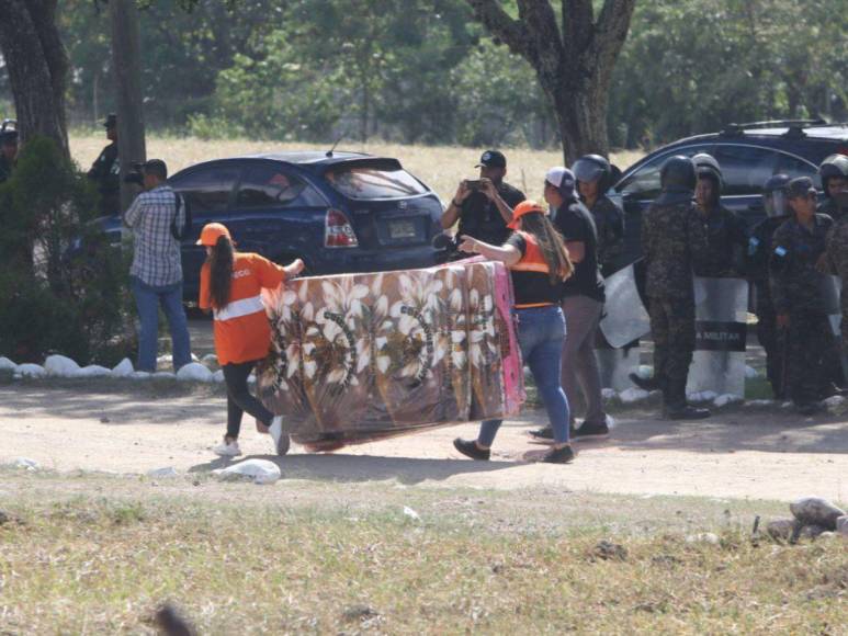 Hermetismo, angustia de familiares y fuerte resguardo militar: las imágenes que dejó la reyerta en cárcel de Comayagua