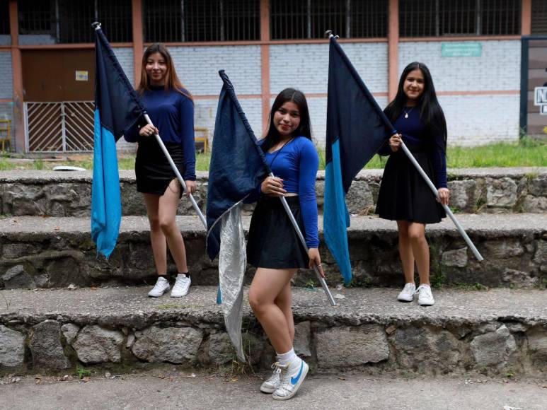 Así lucen las bellas pomponeras del Instituto Saúl Zelaya Jiménez