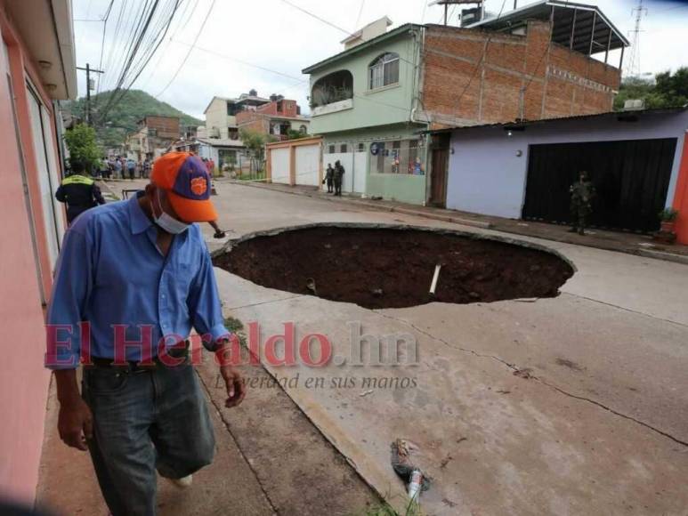 En fotos: así se ve el socavón tras cesar las lluvias en Prados Universitarios