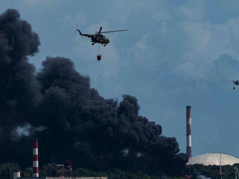 Las impactantes imágenes del pavoroso incendio tras el impacto de un rayo en Cuba