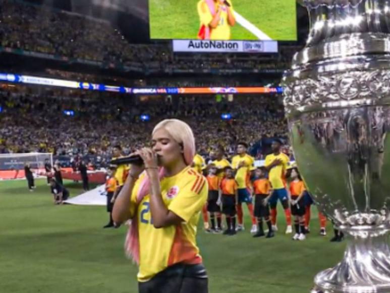 Sentimental y enfocada: así cantó Karol G el Himno de Colombia en final de la Copa América