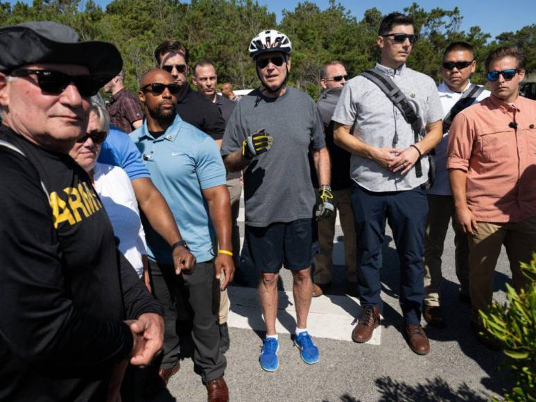 En imágenes: así fue la caída del presidente Joe Biden de una bicicleta