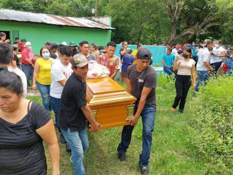 Llanto y consternación en el entierro de tres miembros de una familia asesinados en masacre en Ilama