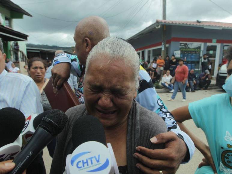 Angustia, desesperación y oraciones: el drama de los familiares que exigen información sobre sus parientes tras matanza en PNFAS