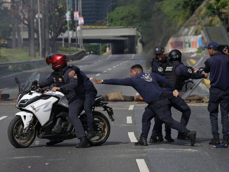 Policía venezolana reprime a manifestantes que protestan por supuesto fraude