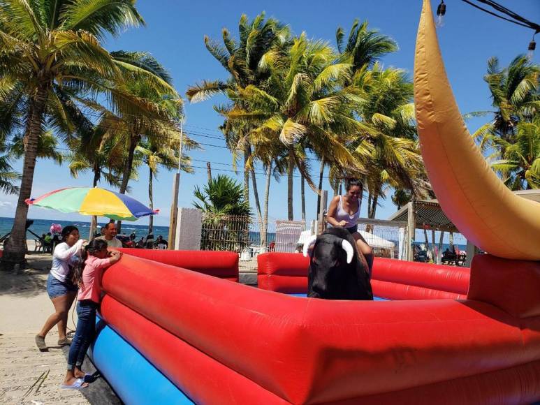 Sol y arena: así despiden hondureños el Feriado Morazánico en playas de Tela