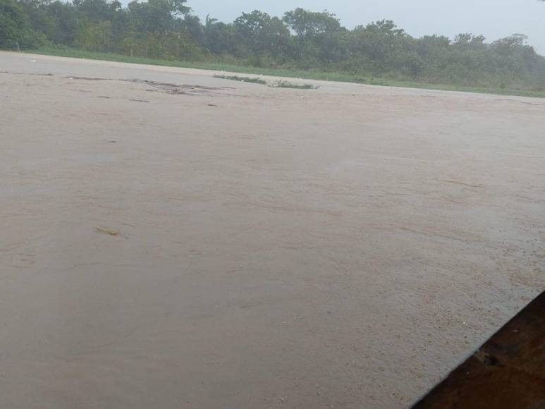 Ríos desbordados e inundaciones: Daños por fuertes lluvias en Atlántida