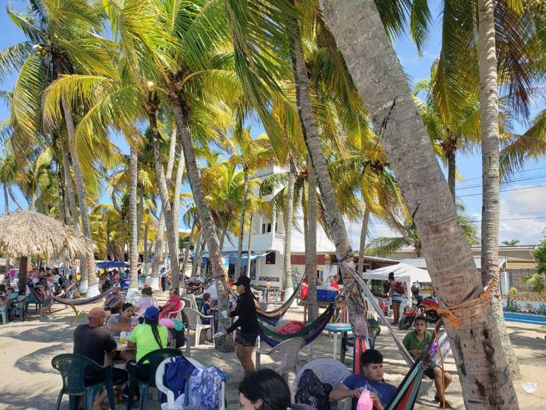 Sol y arena: así despiden hondureños el Feriado Morazánico en playas de Tela