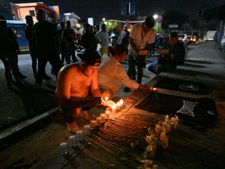 Imágenes del homenaje que rindieron a víctimas de estampida en estadio de El Salvador