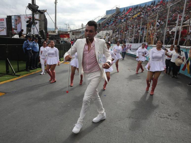 Julio Baquedano, el instructor de palillonas del Rafael Pineda Ponce que se robó las miradas en los desfiles