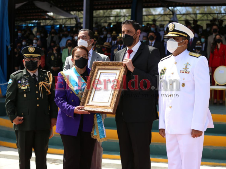 El histórico nombramiento de Xiomara Castro como comandante de las FF AA (FOTOS)