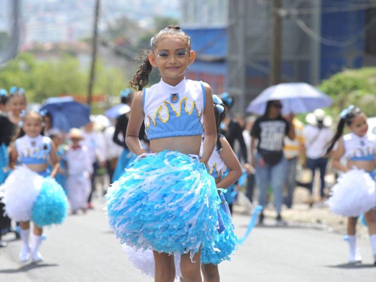 Así resaltaron las palillonas y pomponeras de primaria en las fiestas de independencia 2023