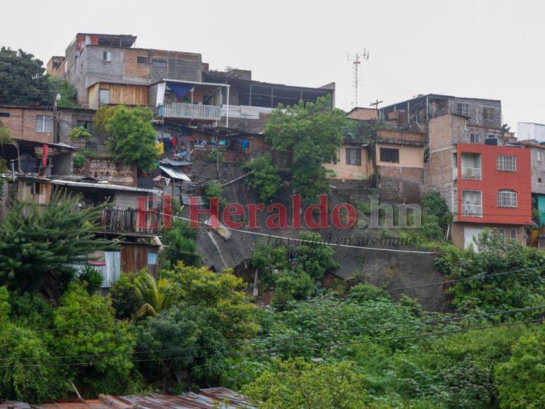 Zozobra, dolor y evacuaciones: el ambiente tras derrumbes en la colonia La Esperanza de la capital