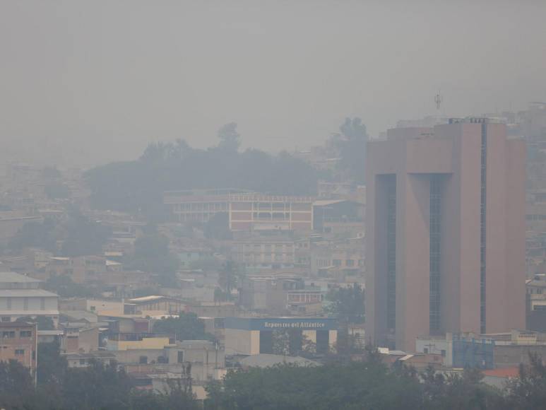 Gris y con el aire contaminado: Así está la capital de Honduras por capa de humo