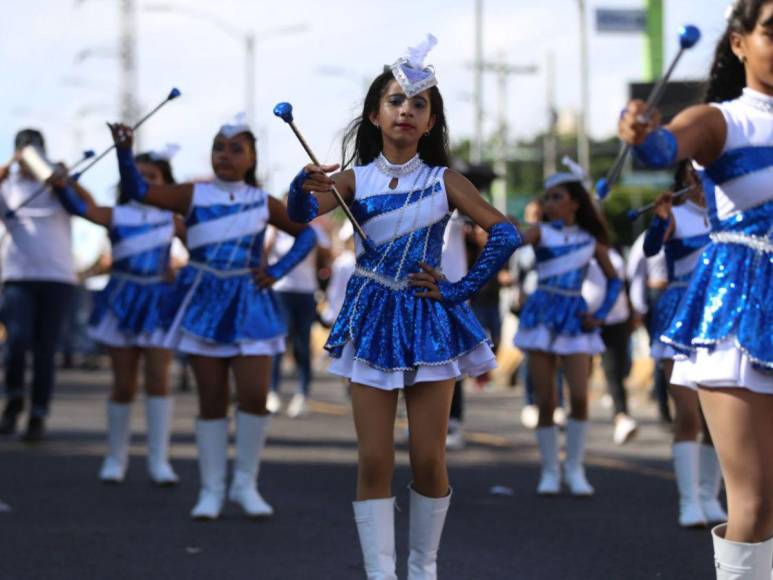 Pequeñas palillonas rinden tributo a la patria en desfiles en la capital