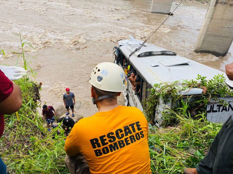 Así fue el rescate de los migrantes atrapados en bus que cayó a un río en Copán