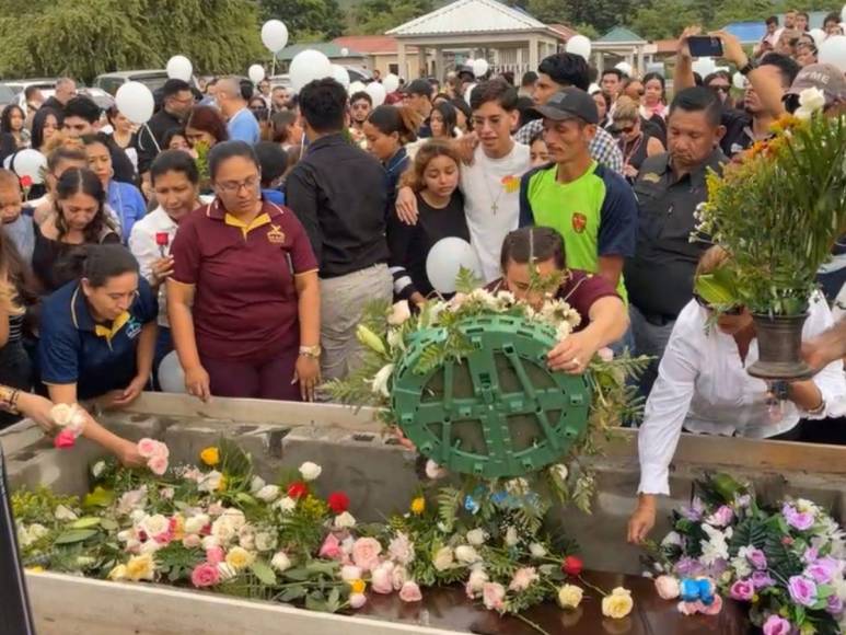 “Donde estés te voy a buscar, bebé”: Emotivo entierro de Mía Cáceres