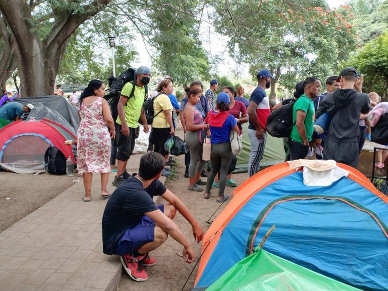 Cocinan, se asean y duermen a la intemperie: el día a día de los migrantes que inundan calles de El Paraíso