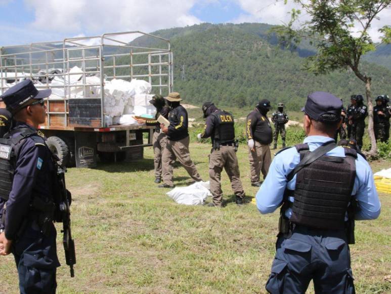 Queman más de cuatro toneladas de cocaína que fueron decomisadas a colombianos en el Caribe