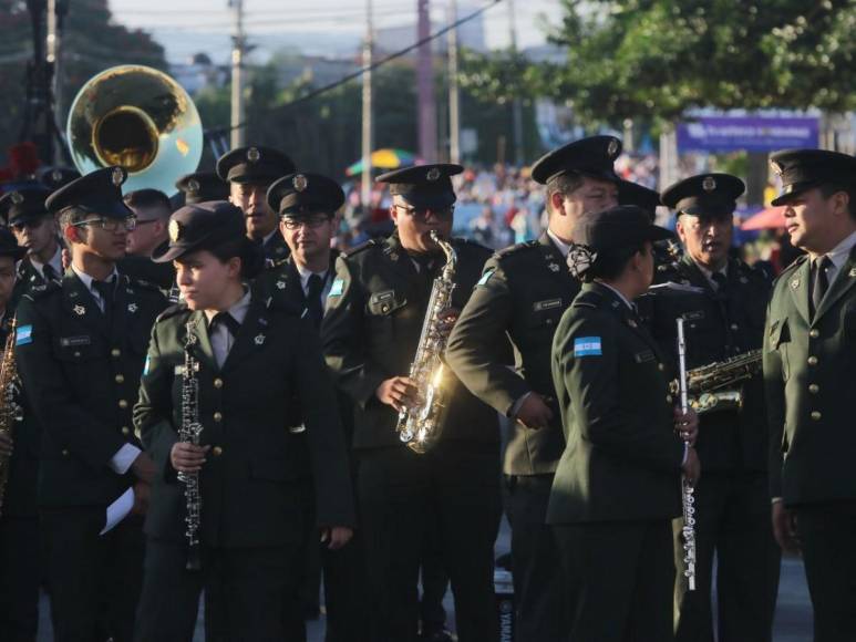 Solemnidad y respeto a la patria: primeras imágenes del desfile en la capital