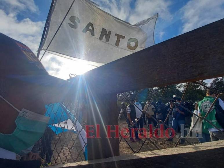 Llanto, confusión y fuerte contingente policial en desalojo a comunidad lenca de Tierras del Padre