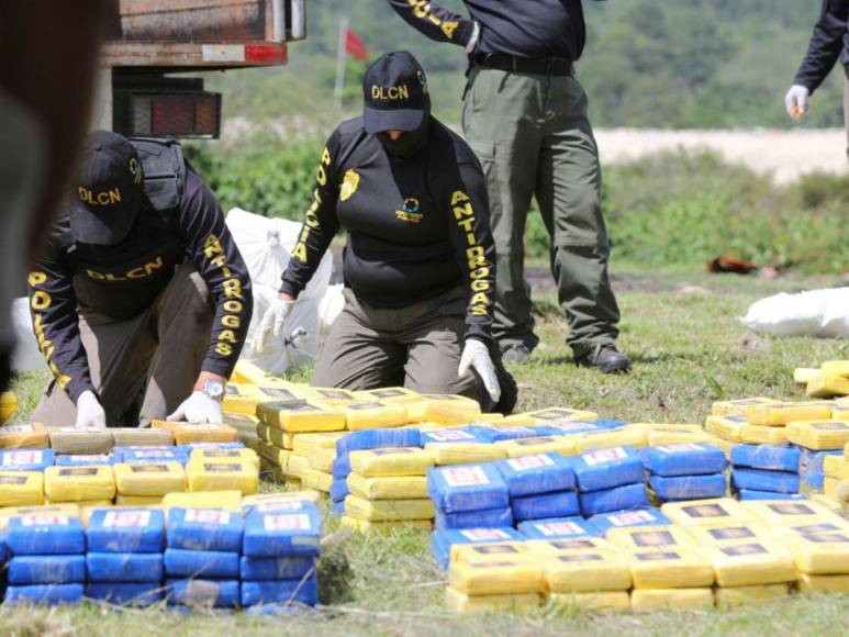 Queman más de cuatro toneladas de cocaína que fueron decomisadas a colombianos en el Caribe