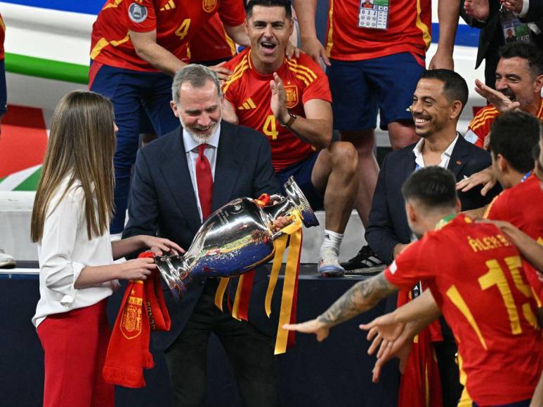 El encuentro entre el rey Felipe VI y el príncipe William en final de la Eurocopa