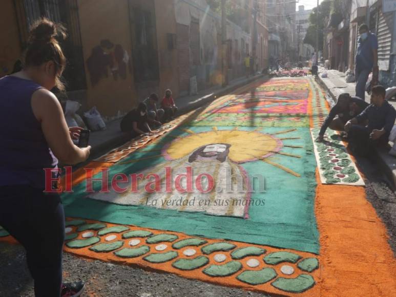 Tapetes de la fe embellecen a Tegucigalpa tras dos años de pandemia