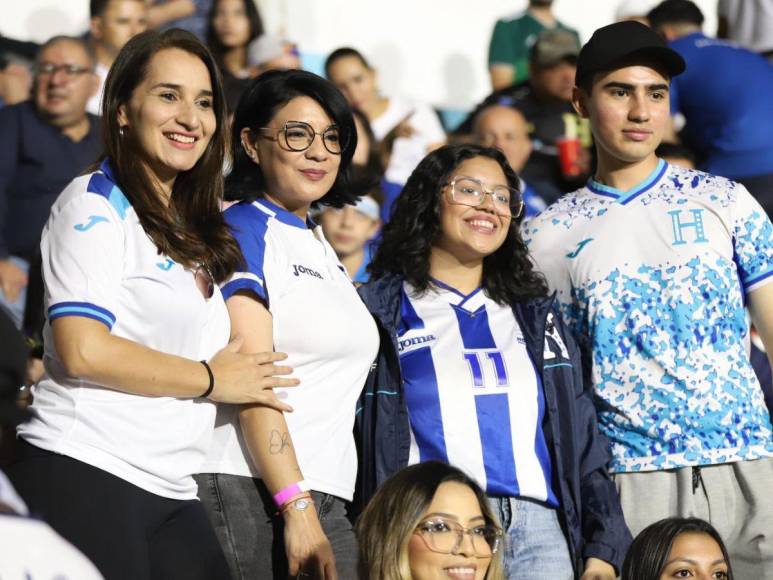 Ambiente familiar se vive en el interior previo al partido de la “ H”