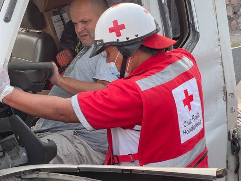 Angustioso rescate y aparatoso impacto: las imágenes que dejó una triple colisión en el anillo periférico