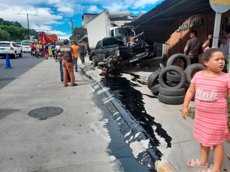 Accidente en bulevar FFAA: Dos heridos, 11 vehículos afectados y negocios destruidos