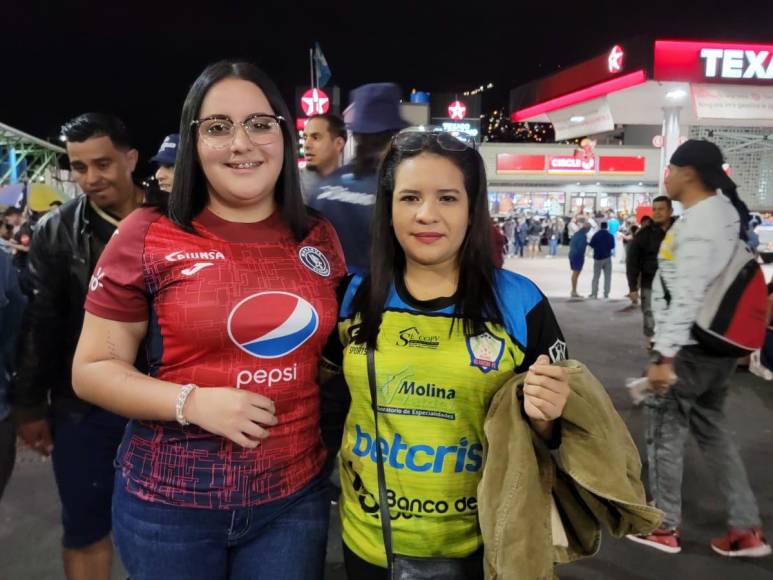 Las bellas aficionadas que roban suspiros en el Motagua-Olancho