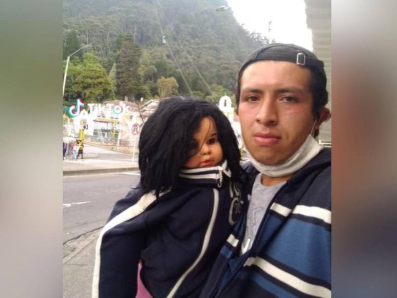 Se enamoró de una muñeca de trapo, se comprometió y ahora esperan su tercer hijo