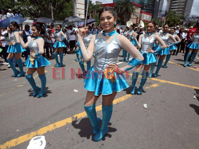 Jennifer García, la bella representante del Instituto Central Vicente Cáceres en los desfiles