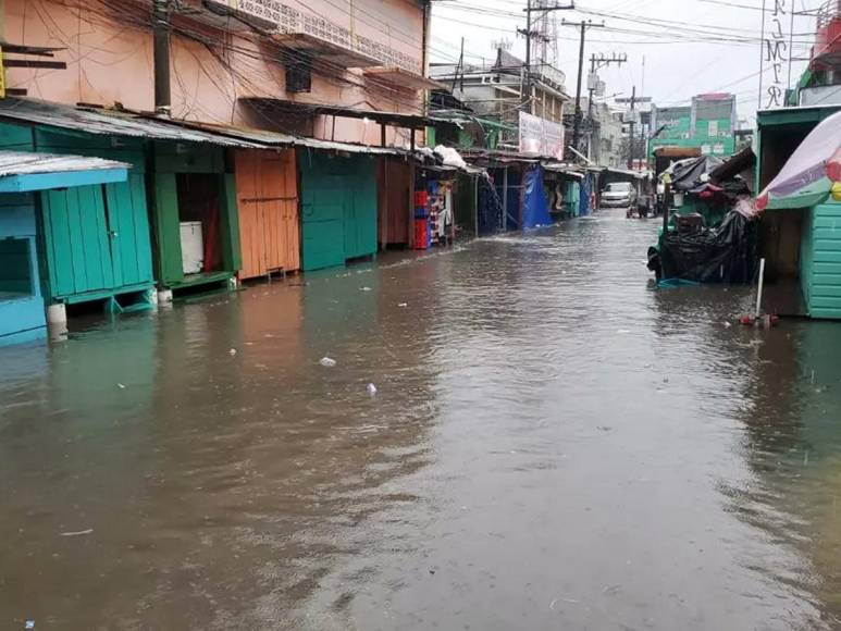 Lluvias por frente frío dejan calles inundadas en el norte de Honduras