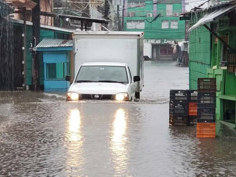 Lluvias por frente frío dejan calles inundadas en el norte de Honduras