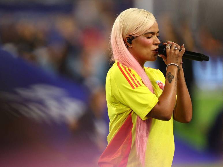 Sentimental y enfocada: así cantó Karol G el Himno de Colombia en final de la Copa América