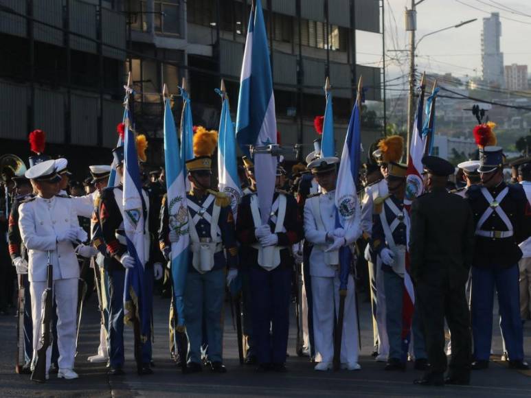 Solemnidad y respeto a la patria: primeras imágenes del desfile en la capital