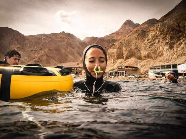 Ella es Ana Kafie, la atleta hondureña que logró récord de buceo en Egipto