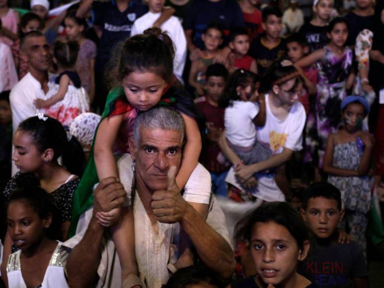 Argelia celebra con alegría la medalla de oro de la boxeadora Imane Khelif