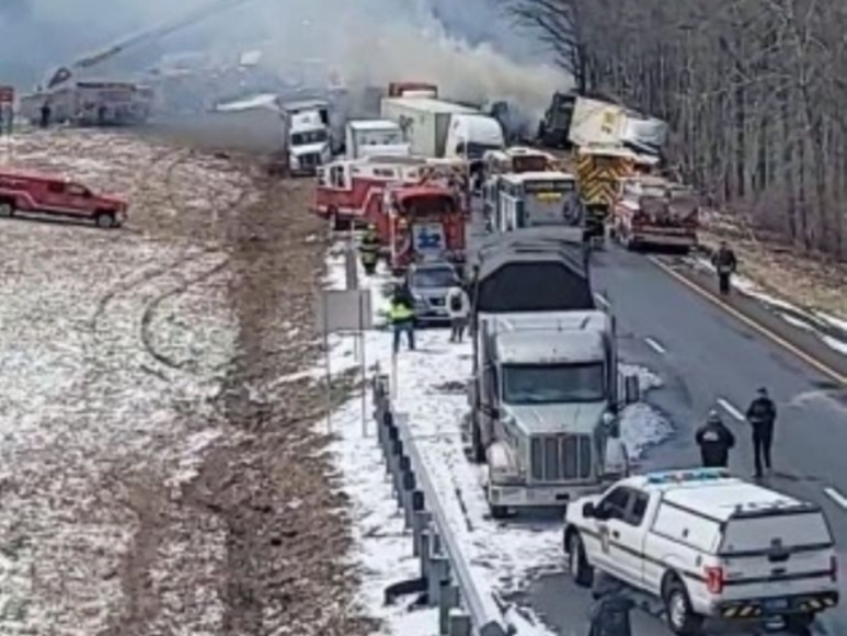 Muertos, heridos, caos vial y millonarias pérdidas dejó masivo accidente en Pensilvania