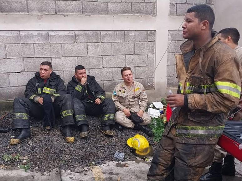 Exhaustos y auxiliados: bomberos tras controlar incendio en el Hato