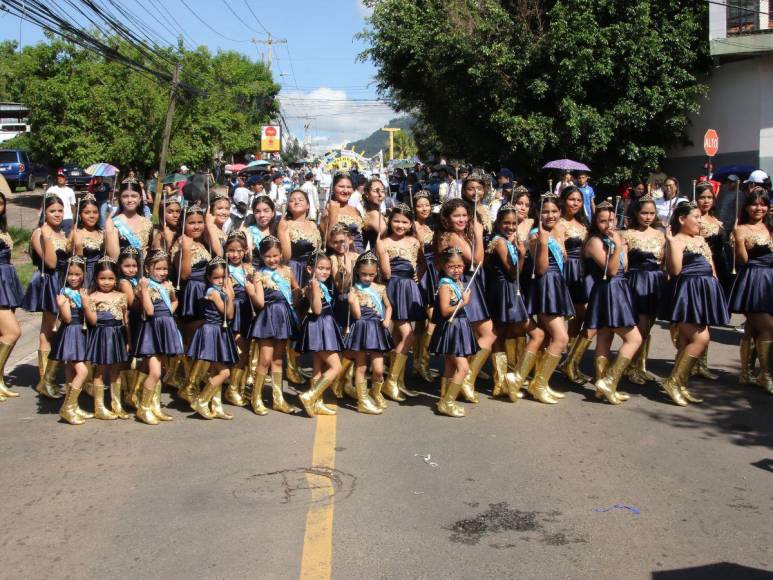 Lindas y adorables, así desfilan las palillonas por las calles de Tegucigalpa