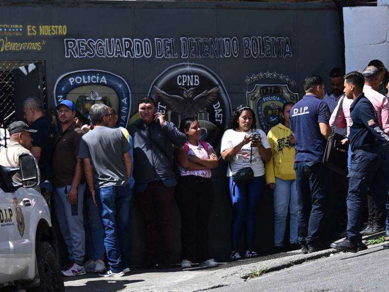 “Ay, mi papá”: Dan último adiós a muertos en protestas en Venezuela