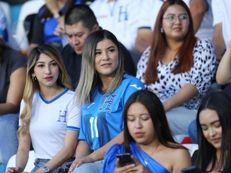 Deslumbrantes y hermosas, así llegaron las catrachas a ver el partido de Honduras vs Cuba