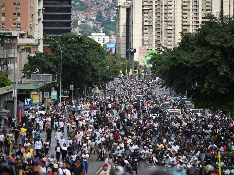 Cacerolazos, gritos y pancartas de fraude: protestas contra triunfo de Maduro en Venezuela