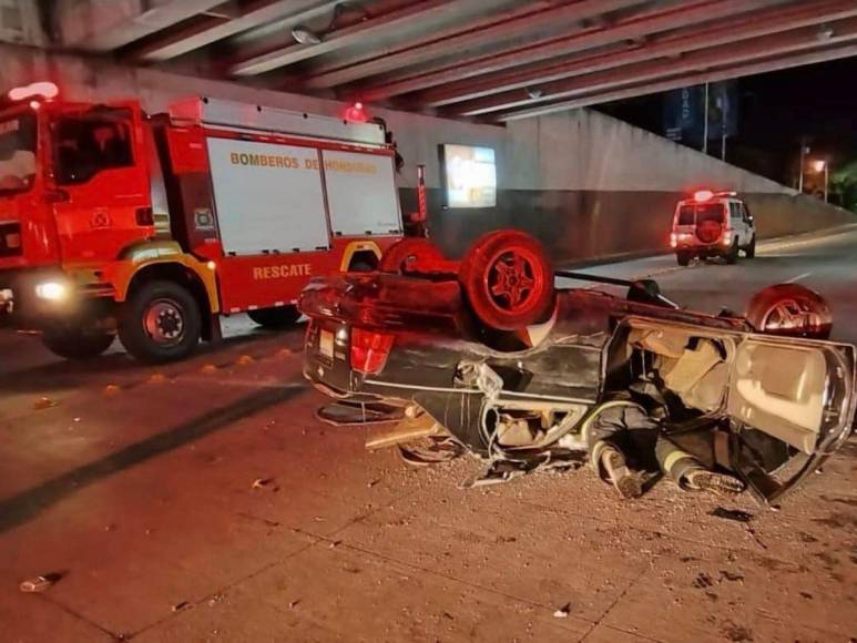 Las imágenes del accidente de turismo que volcó en túnel del Juan Pablo II en la capital