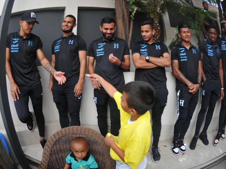 Selección de Honduras regala felicidad en el Día del Niño en la Fundación contra el cáncer en Tegucigalpa