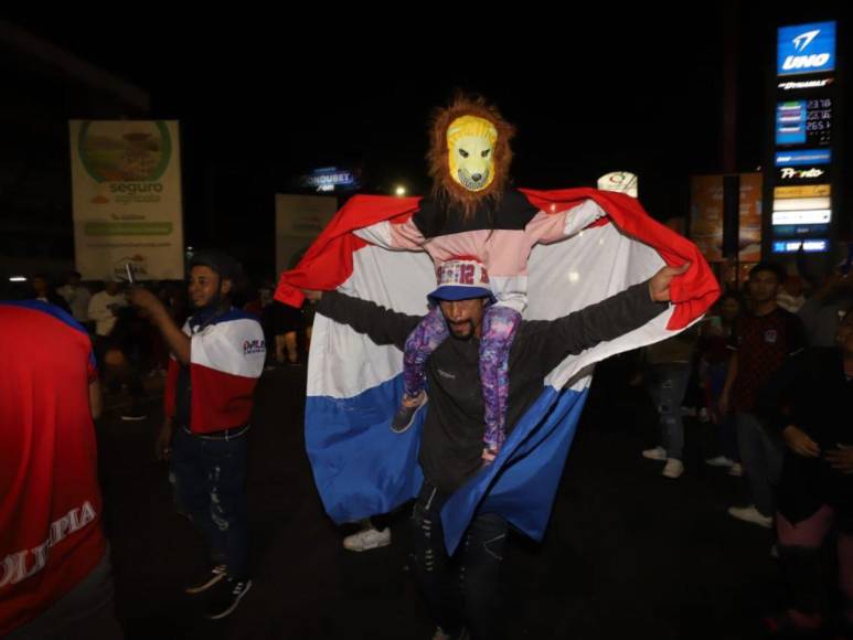 Aficionados del Olimpia celebran la conquista de la 37 en la capital